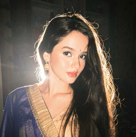 VINIKA KAUSHIK🖤 post photos