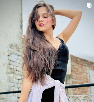 VINIKA KAUSHIK🖤 post photos